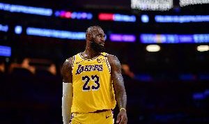 电子游戏平台-恢复正常！詹姆斯半场11投5中 拿下10分5篮板7助攻