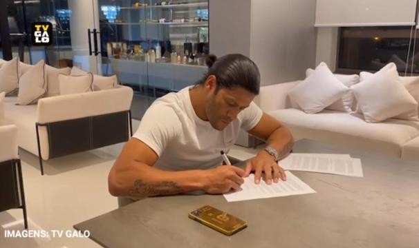 pg电子-浩克回归巴甲年薪不足230万欧 签2+1合同落叶归根