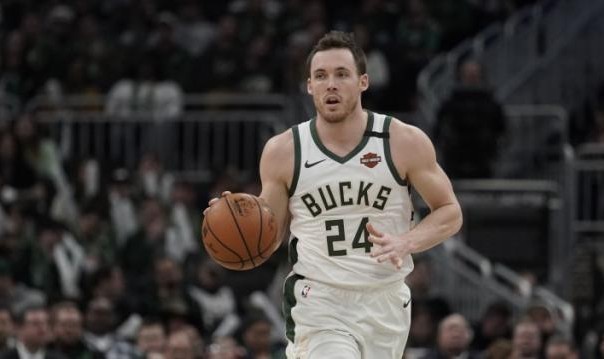 电子游戏平台-康诺顿波蒂斯关键贡献 阵容深度雄鹿逐渐占上风