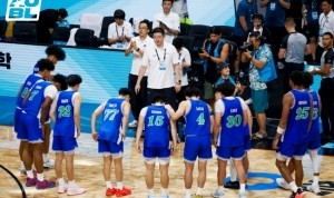 半决赛不敌清华男篮 白鸥大学球员赛后走到清华替补席鞠躬致敬