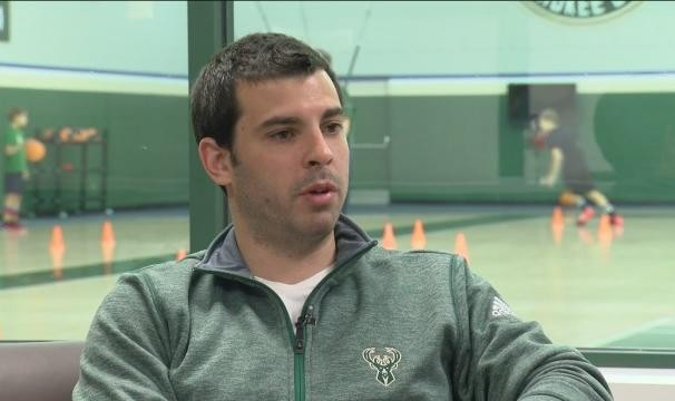 电子游戏平台-全美多州疫苗供不应求 雄鹿副总裁火速接种引质疑